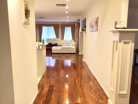 Roxy - A Spacious Cosy Getaway - Near Mel Airport - Perth Resorts 3