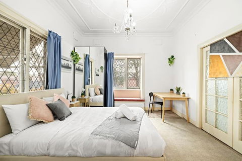 Rustic Queen Room - Seconds To Stores & Eateries - Shared Bathroom - Perth Resorts 0