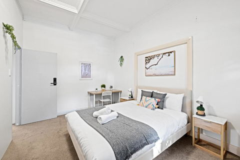 Rustic Queen Room - Seconds To Stores & Eateries - Shared Bathroom - Perth Resorts 1