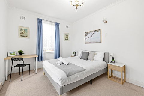 Rustic Queen Room - Seconds To Stores & Eateries - Shared Bathroom - Perth Resorts 3