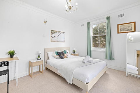Rustic Queen Room - Seconds To Stores & Eateries - Shared Bathroom - Perth Resorts 2