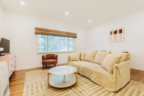 Salmon Calm - Trendy Velvet Allure By Albert Park - Accommodation Perth 2