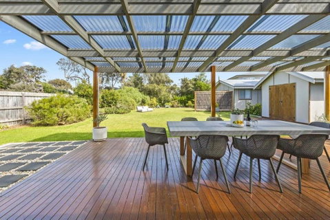 Salt Air Beach Retreat - 280m Walk To Foreshore, Check Out 5pm Sunday! - Accommodation Perth 2