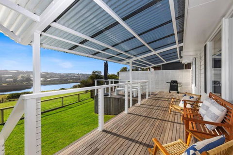 SALTWATER HOUSE - Opposite The Beach And Views Over The Lake! - Accommodation Perth 1