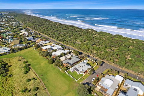 SALTWATER HOUSE - Opposite The Beach And Views Over The Lake! - Accommodation Perth 0