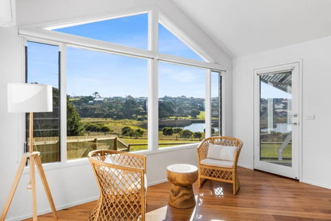 SALTWATER HOUSE - Opposite The Beach And Views Over The Lake! - Accommodation Perth 2