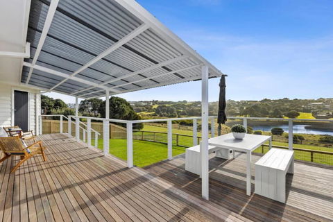 SALTWATER HOUSE - Opposite The Beach And Views Over The Lake! - Accommodation Perth 3
