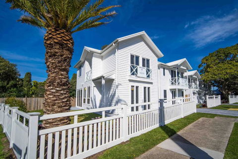 Salty Palms By The Sea - ONE - Accommodation Perth 0
