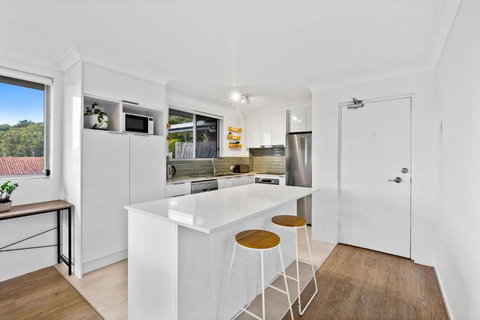 Salty Sea Breeze Apartment 500m To Waters Edge - Perth Resorts 1