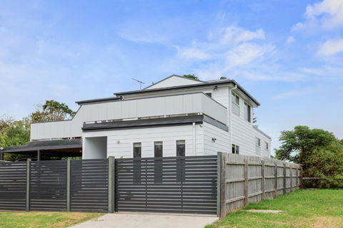 Sanctuary Lodge By Ready Set Stay - BYO LINEN & TOWELS - Accommodation Perth 2