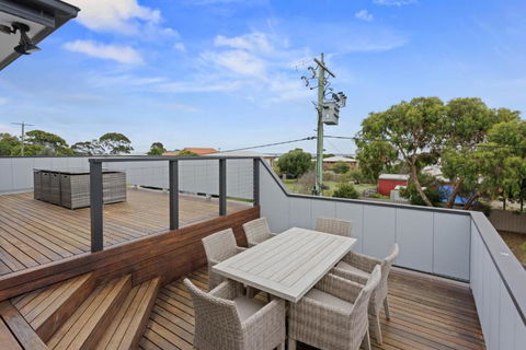 Sanctuary Lodge By Ready Set Stay - BYO LINEN & TOWELS - Accommodation Perth 3