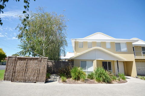 Sandpiper 10 - Close To Town And Beach - Accommodation Perth 0