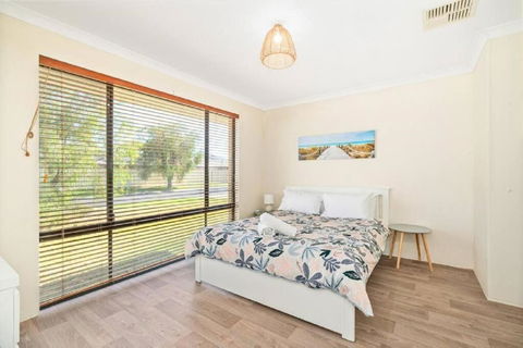 Sandpiper House - Family & Pet Friendly - Accommodation Perth 3