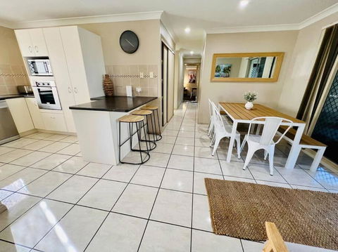 Sandstone Point Holiday Home - Perth Resorts 1