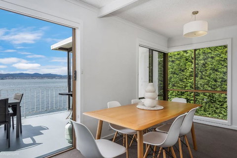 Sandy Bay Waterfront - Accommodation Perth 1