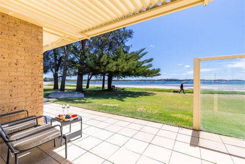 Sandy Beach House Corlette Unit 1 Waterfront WI-FI Aircon - Accommodation Perth 2