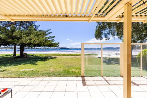 Sandy Beach House Corlette Unit 1 Waterfront WI-FI Aircon - Accommodation Perth 1