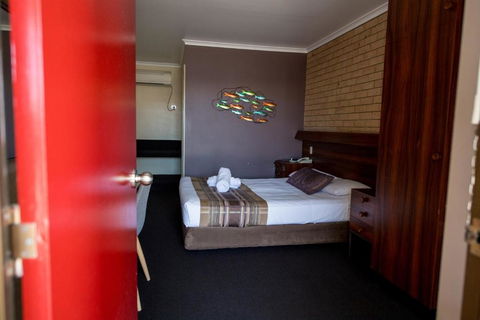 Sarina Motor Inn - Perth Resorts 3