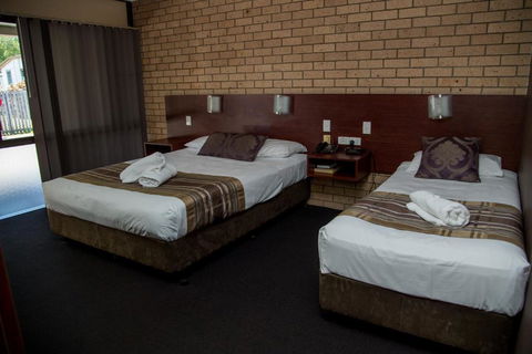 Sarina Motor Inn - Perth Resorts 2