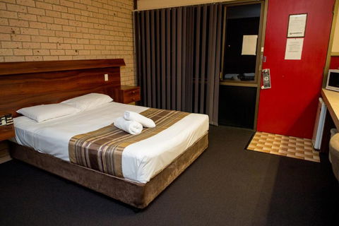 Sarina Motor Inn - Perth Resorts 1