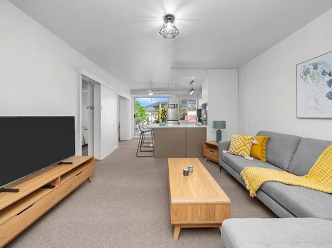 Sandy Bay Apartment With Hobart River View, Near UTAS - Stroll To Cafes And Shops - Accommodation Perth 2