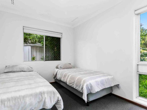Serene Stay 2br, Sleeps 4, River & Beach Close - Accommodation Perth 3