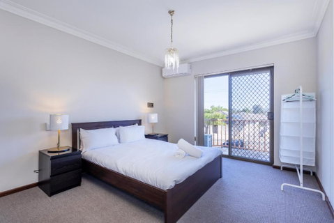 Spacious Family Retreat - EXECUTIVE ESCAPES - Accommodation Perth 1
