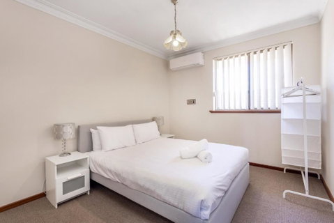 Spacious Family Retreat - EXECUTIVE ESCAPES - Accommodation Perth 2