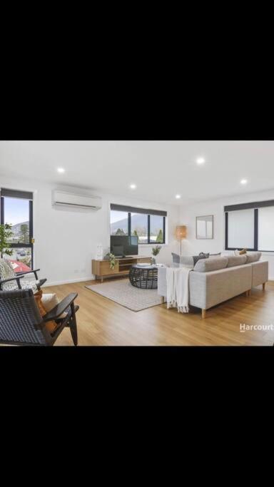 Spacious House Close To Hobart CBD WiFi And New Sony QLED Smart TV - Accommodation Perth 1
