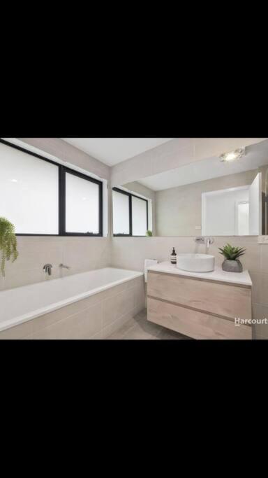 Spacious House Close To Hobart CBD WiFi And New Sony QLED Smart TV - Accommodation Perth 3