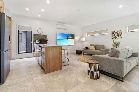 Storey Time I 2BR Townhouse For Melbourne Travel - Accommodation Perth 1