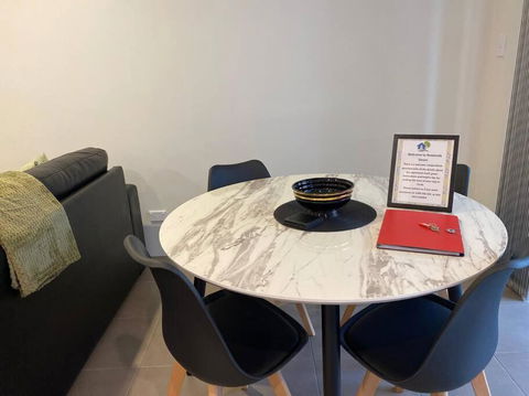 Stylish Modern Airport City WIFI Park Netflix Wine - Accommodation Perth 3