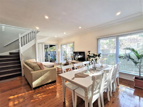 Sydney Meets Miranda, Comfy 4 Bedrooms Corner House - Accommodation Perth 2