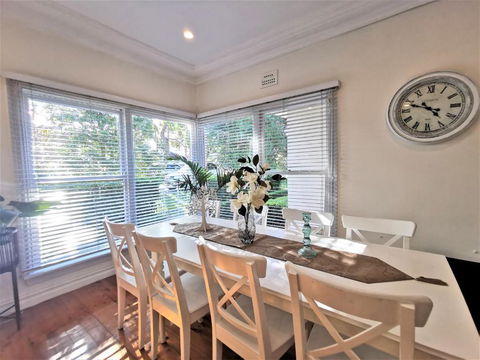 Sydney Meets Miranda, Comfy 4 Bedrooms Corner House - Accommodation Perth 3