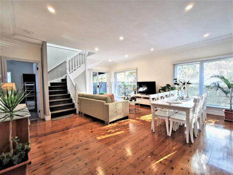 Sydney Meets Miranda, Comfy 4 Bedrooms Corner House - Accommodation Perth 0
