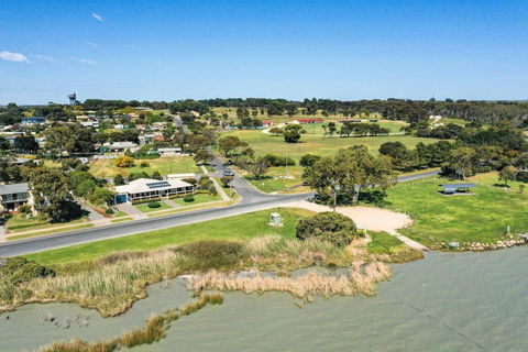 The Blue House On Lake Albert - Accommodation Perth 3