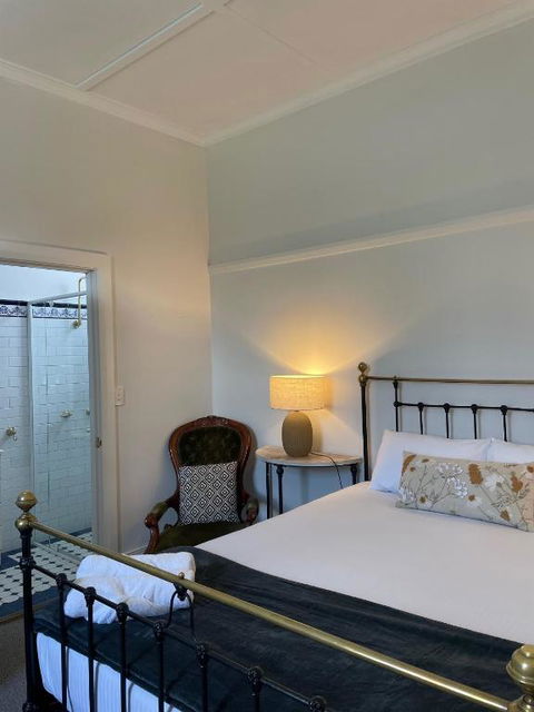 The Bolt Inn - Accommodation Perth 2