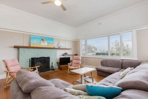 BEACHSIDE GETAWAY - DROMANA - Accommodation Perth 1