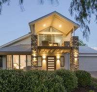 Beachstone - Stylish Spacious Home Opposite Beach and Close to Town - Accommodation Perth