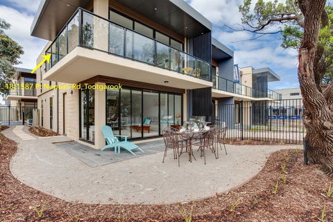 Beautiful Beachfront Apartment At Capel Sound - Perth Resorts 2