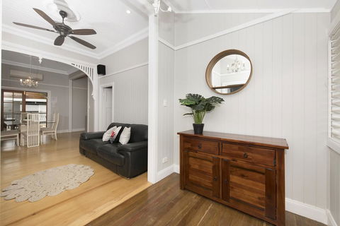 Beautiful Queenslander - Accommodation Perth 3