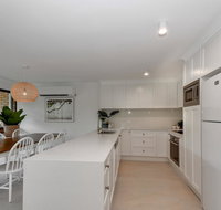 BEAUTIFULLY RENOVATED OCEANSIDE APARTMENT - Accommodation Perth