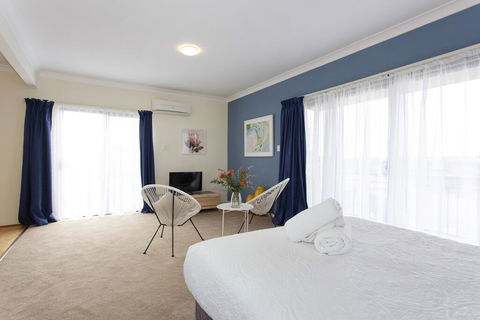 Bella Vista Townhouse With Views - Accommodation Perth 3