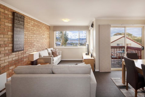 Beloka 9 - Overlooking Lake Jindabyne - Accommodation Perth 0