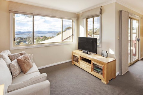 Beloka 9 - Overlooking Lake Jindabyne - Accommodation Perth 1