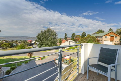 Beloka Close - Modern, Spacious, And Pet Friendly Accommodation - Accommodation Perth 0