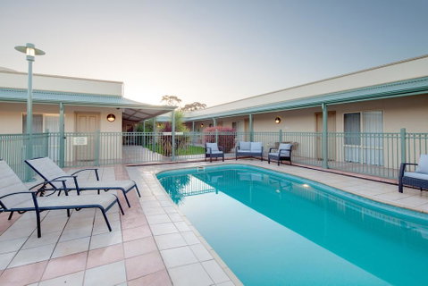 Best Western Crystal Inn - Perth Resorts 1
