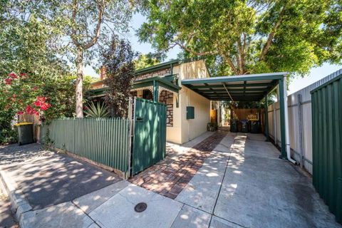 The Spotted Cow,city Fringe,pet Friendly-Free Wine - Accommodation Perth 1