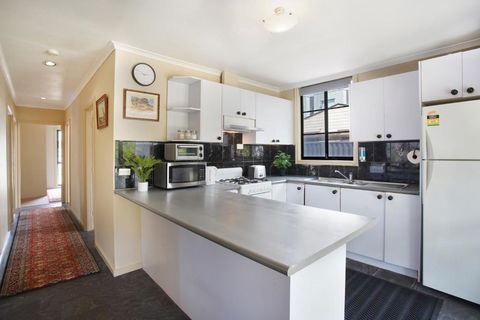 Three Bedroom Sweet Retreat In Coburg - Accommodation Perth 1