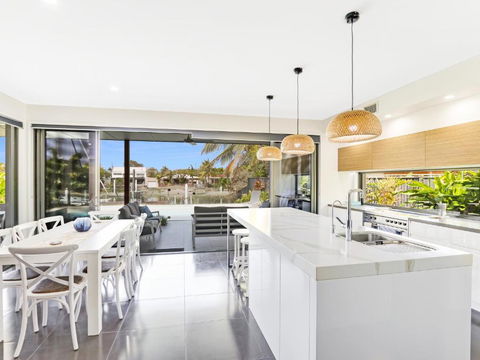 WATERFRONT HOME BORDERING MOOLOOLABA - Accommodation Perth 2